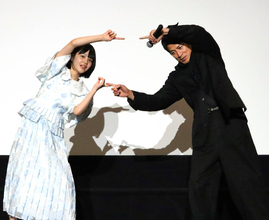 岡田准一が小八重葵美とドラゴンボールのフュージョンポーズ披露に「うれしいです」