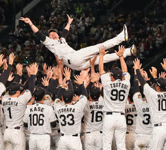 【阪神】優勝セレモニーで藤川球児監督が胴上げ　球団史上初セ・リーグ連覇から３日後の甲子園凱旋ゲーム　虎党と喜び分かち合う