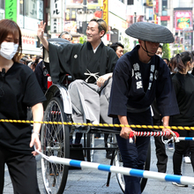 中村勘九郎、歌舞伎俳優が歌舞伎町で史上初のお練り「中村屋！」「待ってました！」の大歓声