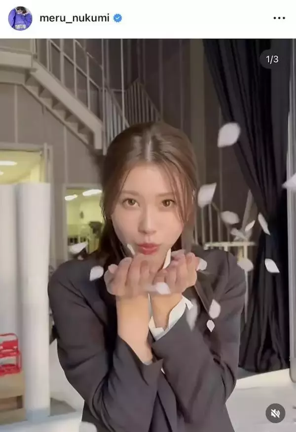 「一生守りたい笑顔」めるる、花びらと戯れる無邪気な姿にファンもん絶！「かわゆい」「ふーってしてるめるるが愛」