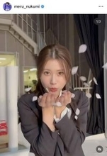 「一生守りたい笑顔」めるる、花びらと戯れる無邪気な姿にファンもん絶！「かわゆい」「ふーってしてるめるるが愛」