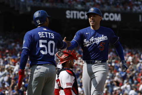 ドジャース打線爆発、大谷翔平１号から５発１３得点　史上初「青色ユニ」でフリーマンの予言的中「打ち始めるぞ」