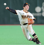 「【巨人】浦田俊輔が走守で躍動　盗塁決め得点、二塁でスライディングキャッチ」の画像1