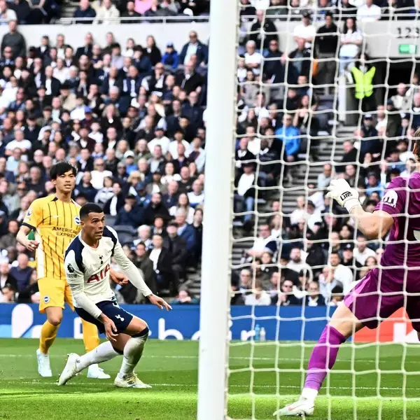 ヒュルツェラー監督「ファンバステンのようだった！」三笘スーパーボレーを伝説ゴールにたとえる！！