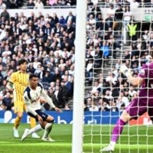 ヒュルツェラー監督「ファンバステンのようだった！」三笘スーパーボレーを伝説ゴールにたとえる！！