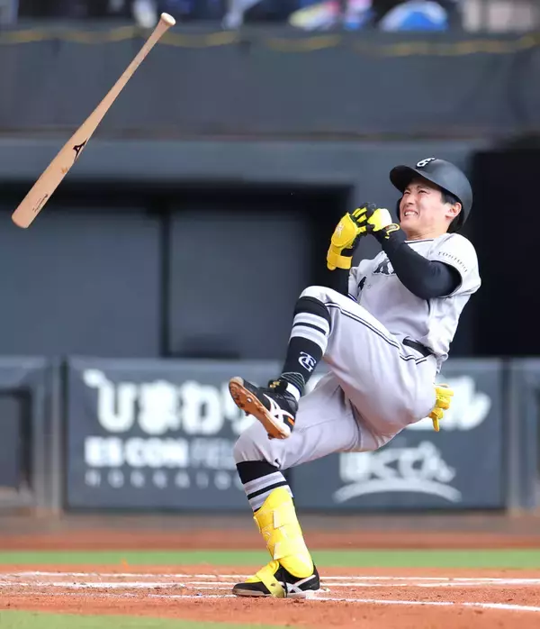 【巨人】浦田俊輔が左手に死球直撃でもん絶　ベンチ裏で治療後にプレー続行