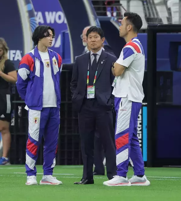 【Ｗ杯】吉田麻也、南野拓実、森保一監督とピッチ上ミーティング　練習サポートも