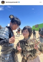 「凄い一枚ですな…」山﨑賢人、人気女優との眩しすぎるオフショに熱狂「２人共かわいい」「最高コンビすぎる」