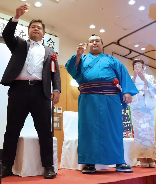新十両・時不動の昇進を祝う会…地元・焼津市で先輩関取の翠富士が飛び入り参加「秋場所で対戦したら…」