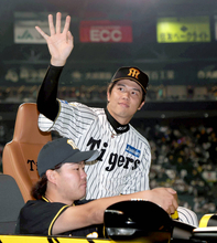 【阪神】才木浩人、権藤博に並ぶプロ野球記録の巨人戦１１連勝「気合を入れていった」チームは８９年ぶりの同一シーズン巨人戦７連勝　優勝マジックは２１