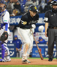 【日本シリーズ】ソフトバンク・小久保裕紀監督、途中交代の山本祐大に言及「明日来てみてから」延長１１回に左手首付近に死球→治療経てプレー続行→三塁進塁後に交代「握力が次の回に守るまでに戻らなそうだから…」