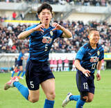 「【高校サッカー】大津が激闘制し８強…富山第一は一歩及ばず　一進一退の大熱戦に会場からは大きな拍手」の画像1