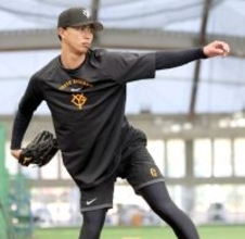 巨人・山城京平「亜細亜ボール」由来の特殊球披露　受けた山瀬慎之助が絶賛「空振りが取れる」