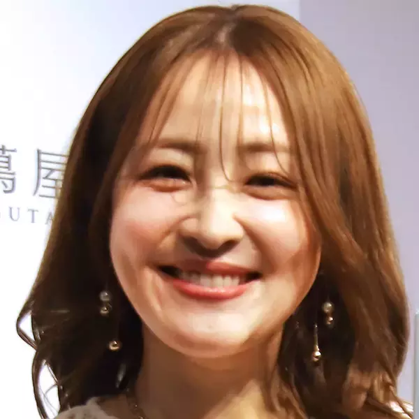 ４０歳・大沢あかねの「美人化」が話題「今日産まれたんかぐらい肌綺麗」「待ち受けにした」透明感溢れる美肌を絶賛