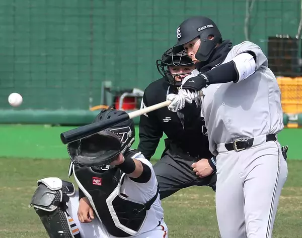 【巨人キャンプ評論】清水隆行氏がドラ５・小浜佑斗の“プロ初安打”に見いだした価値　「我慢強さが光る」実戦派