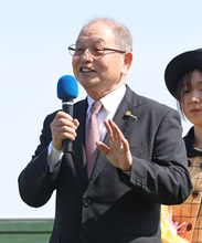 「日本は世界一の『キングオブスポーツ』の競馬会」南田調教師が惜別のメッセージ　中山で引退調教師へ花束贈呈セレモニー　