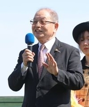 「日本は世界一の『キングオブスポーツ』の競馬会」南田調教師が惜別のメッセージ　中山で引退調教師へ花束贈呈セレモニー　