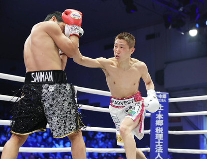 【ボクシング】小国以載が金星！　Ｓバンタム級世界戦線に再浮上…ボディブローさく裂、前２団体王者のタパレスに判定勝ち