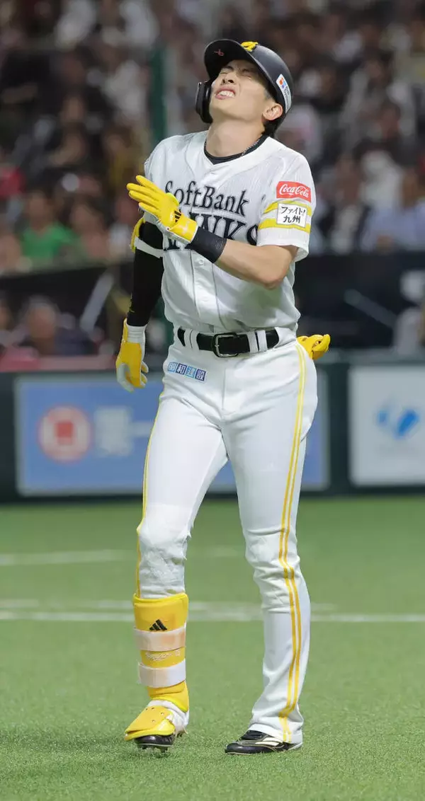 【ソフトバンク】周東佑京が死球で途中交代…小久保裕紀監督「骨は避けているみたい」１３日以降の出場可否は当日の状態で判断