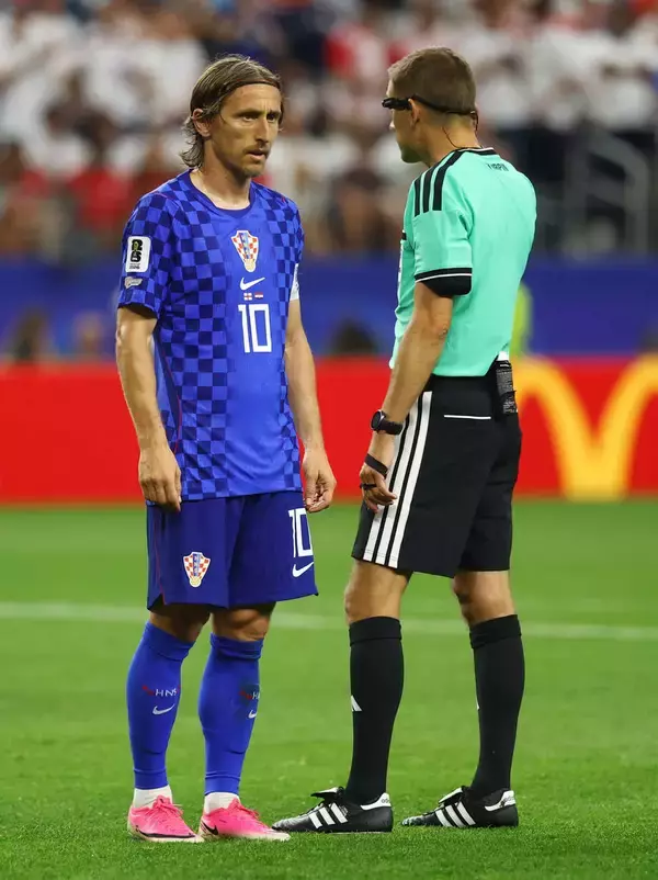 【Ｗ杯】クロアチア、２度追いつくもイングランドに打ち負け…５大会出場モドリッチまさかＰＫ献上　有名美女サポーター声援も実らず