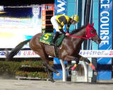 「【浦和競馬】闘魂注入に応え逃走でウノキボンバイエがルーキーズサマーＣ優勝　室陽一朗騎手とともに重賞初制覇」の画像1