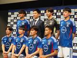 「横浜ＦＭが新体制発表＆ユニお披露目…新加入の近藤友喜は「競争に勝ち抜く」既存選手の背番号変更も発表」の画像1