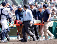 【センバツ】英明・榎本侑晟への頭部死球で甲子園騒然　担架搬送で臨時代走→グラウンド帰還に拍手