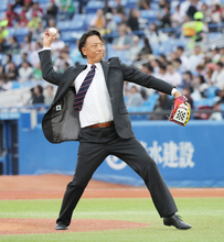 【ヤクルト】伊藤智仁２軍チーフ投手コーチがスーツでセレモニアルピッチに登場「スライダーを投げ損なった」
