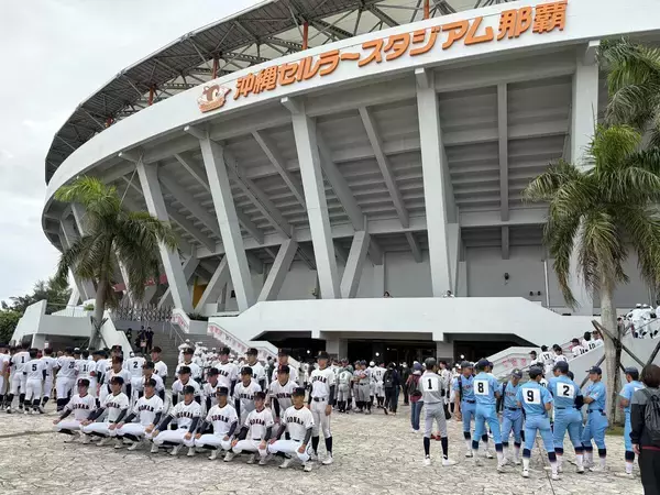 【高校野球】球児の夏、開幕　沖縄大会で開会式　５６チームが堂々の行進