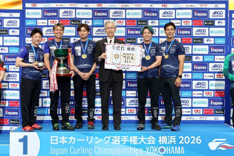 【カーリング】全農が日本選手権男女アベックＶ達成のＳＣ軽井沢クにそれぞれお米１トンを贈呈