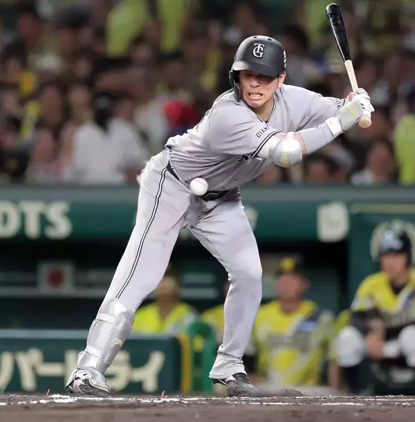 【巨人】大城卓三が阪神投手陣から複数死球受ける　すっぽ抜け　背中と右太もも付近に直撃