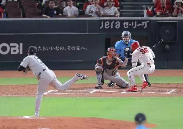 【巨人】西舘勇陽の変化球がすっぽ抜けてしゃがんだ中村奨成の頭部に直撃　球場は騒然となるも、治療後に出てきて再開