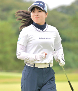 【女子ゴルフ】尾関彩美悠と福山恵梨が首位で後半へ　桑木志帆が１差３位接近中