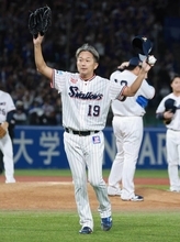 引退試合のヤクルト・石川雅規　涙のラストマウンド　代打→リリーフ登板で空振り三振斬り　２５年の現役生活に別れ　山田哲人も涙…最年長４６歳、通算１８８勝の「小さな大投手」