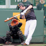 「【阪神】新助っ人キャム・ディベイニー、藤川監督が見守る中のランチ特打　３１スイングでサク越え２本」の画像1