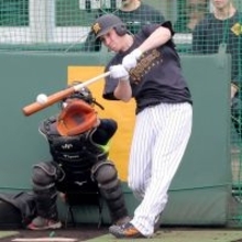 【阪神】新助っ人キャム・ディベイニー、藤川監督が見守る中のランチ特打　３１スイングでサク越え２本