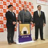 「綱取りの安青錦に宿舎の幸南食糧から化粧まわしが贈呈　テーマは「結ぶ」　１５個の白星に大きなおむすびのデザイン」の画像1