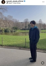 岡田将生、パリでのおちゃめな姿に反響「かわいすぎる！！！！」「極上の笑顔」「楽しそうだなー」「パリも霞むほど美しい」