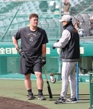 【巨人】「寒いっすよ！」リチャードが気温７度でも半袖＆半ズボン姿にはワケが「僕が寒がってたら誰が…」　