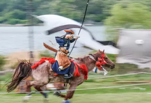 富士山バックに勇壮な「甲斐の勝山やぶさめ祭り」　９００年以上の伝統行事を昭和の日に開催