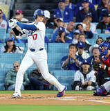 「大谷翔平　一打先制の絶好機にまたも空振り三振、豪快空振りでヘルメットも落下…相棒スミスが豪快３ランで先制」の画像1