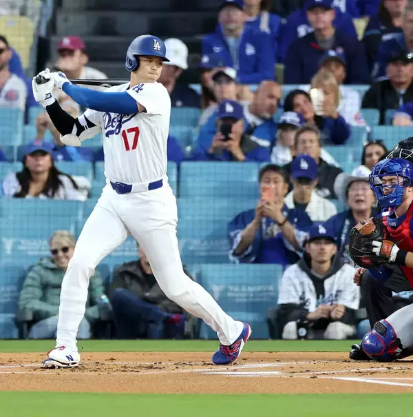 大谷翔平　一打先制の絶好機にまたも空振り三振、豪快空振りでヘルメットも落下…相棒スミスが豪快３ランで先制