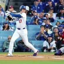 大谷翔平　一打先制の絶好機にまたも空振り三振、豪快空振りでヘルメットも落下…相棒スミスが豪快３ランで先制