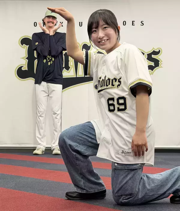 【オリックス】２１３センチ右腕のジェリーがファンと交流　遠近法を利用してまさかの身長ダウン？「新しいジョークとしてつかえる」