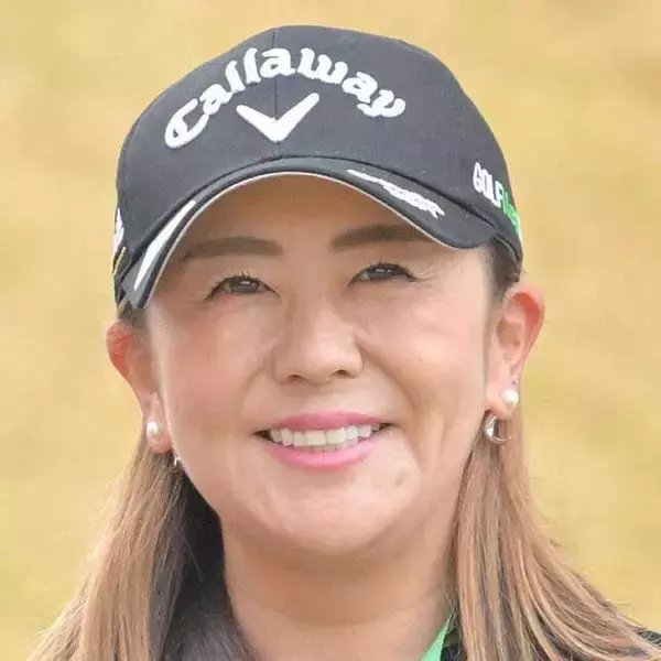 ４１歳で妊娠の女子ゴルファー　ふっくらワンピース姿！イケメン選手の年下夫と２ショット「沖縄旅行」順調そうな佐伯三貴