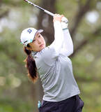 「【女子ゴルフ】阿部未悠が今季２勝目王手　桑木志帆、高久みなみが１差２位　小祝さくらも４位浮上」の画像1