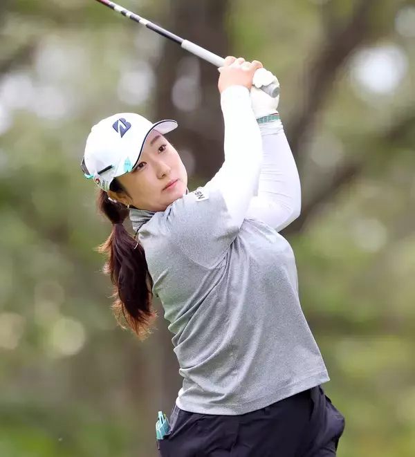 【女子ゴルフ】阿部未悠が今季２勝目王手　桑木志帆、高久みなみが１差２位　小祝さくらも４位浮上
