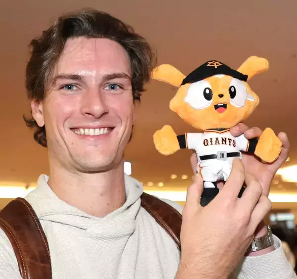 【巨人】超イケメンの新助っ人右腕が来日「すごく楽しみに」身長は２００センチ超え