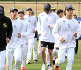 「【ソフトバンク】ドラフト２位・稲川竜汰と３位・鈴木豪太の新人２投手がキャンプＡ組合流」の画像1