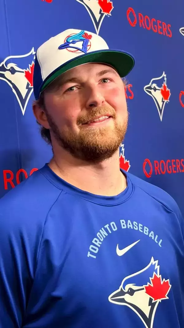 「ブルージェイズの異色中継ぎ右腕がメジャー初登板勝利で記念球ゲット　岡本和真に続きルーキーが２戦連続サヨナラに貢献」の画像